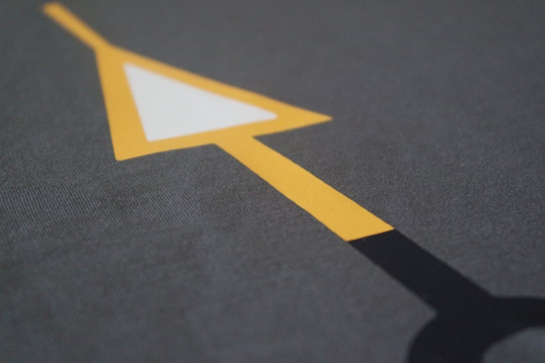 ORANGE ARROW-C | T-shirt